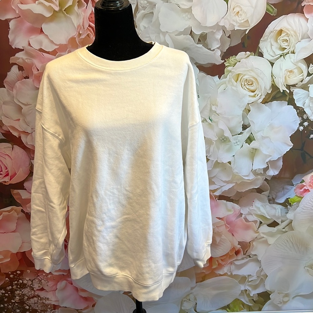 white tna sweatshirt. worn 2 times. size 3(L/xl).
